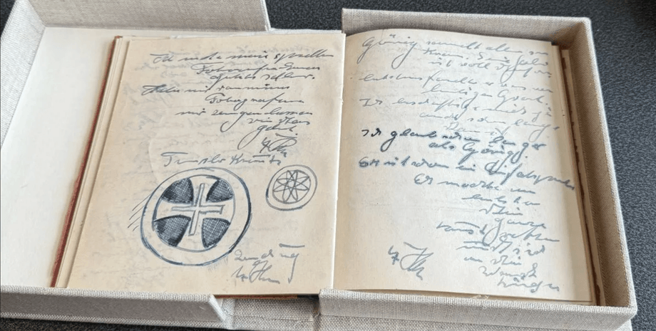 Сторінки рукописного щоденника із записами та символами Відкритий щоденник Гітлера з рукописним текстом, печатками і символами, справжність якого вивчають історики