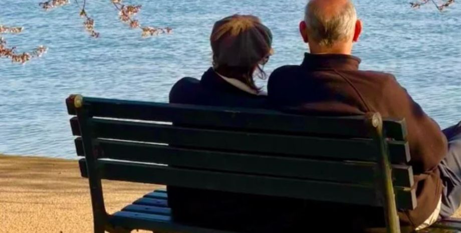 Пара в США привлекла внимание уличного фотографа, он сделал снимок, который стал сенсацией в социальных сетях