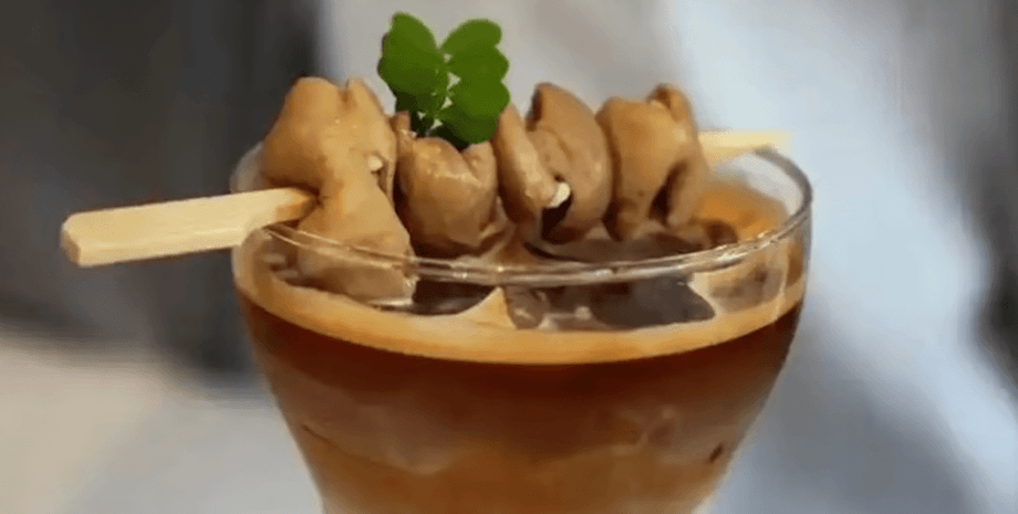 В Китае стал популярным кофе со свиными кишками