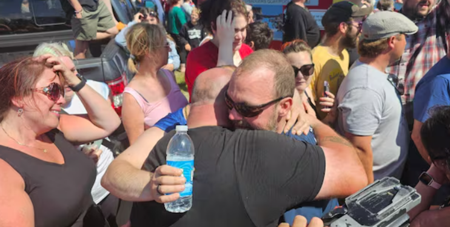 Рыбаков из Канады, которые три дня дрейфовали в открытом море, удалось спасти, пожар на корабле