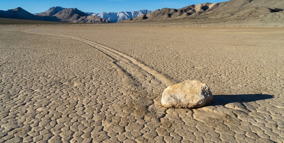 парящие камни в долине смерти