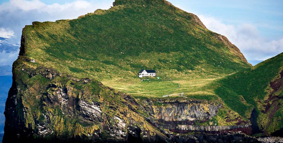 Дом на удаленном острове, дом, жилье, самый одинокий дом в мире, пустует уже 100 лет, слухи, догадки, теории, дом охотников