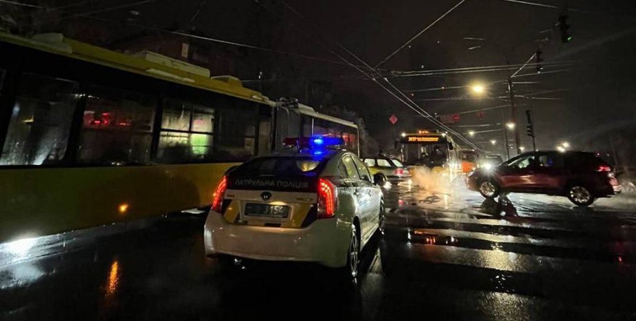 дороговижі, київ, тролейбус, машина, поліція