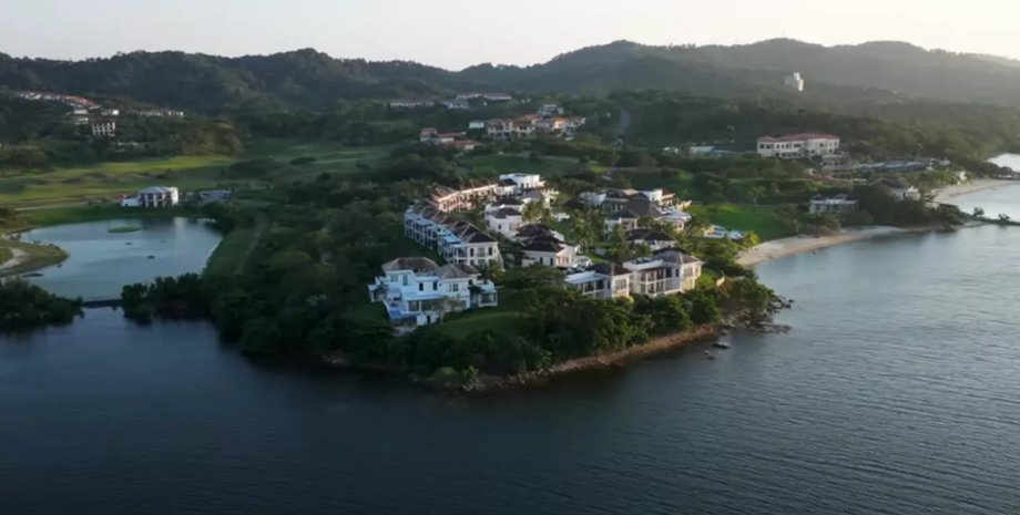 Панорамный вид на прибрежный анклав Проспера в Гондурасе, "город свободы"