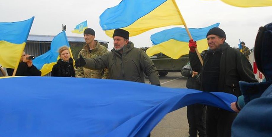 Митинг возле взорванных ЛЭП на Херсонщине / Фото: facebook