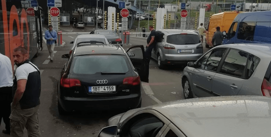 Очередь на пропускном пункте в Ужгороде