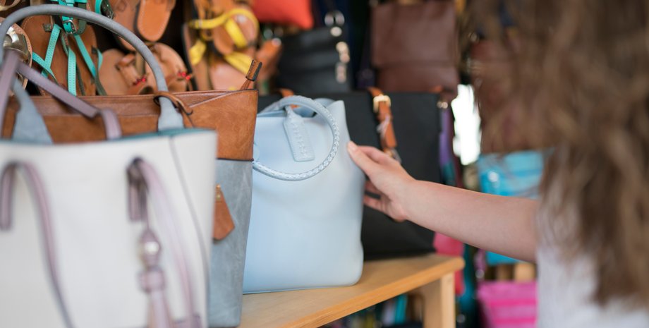 Женщина показала дизайнерскую сумку, которую нашла на распродаже в секонд-хенде