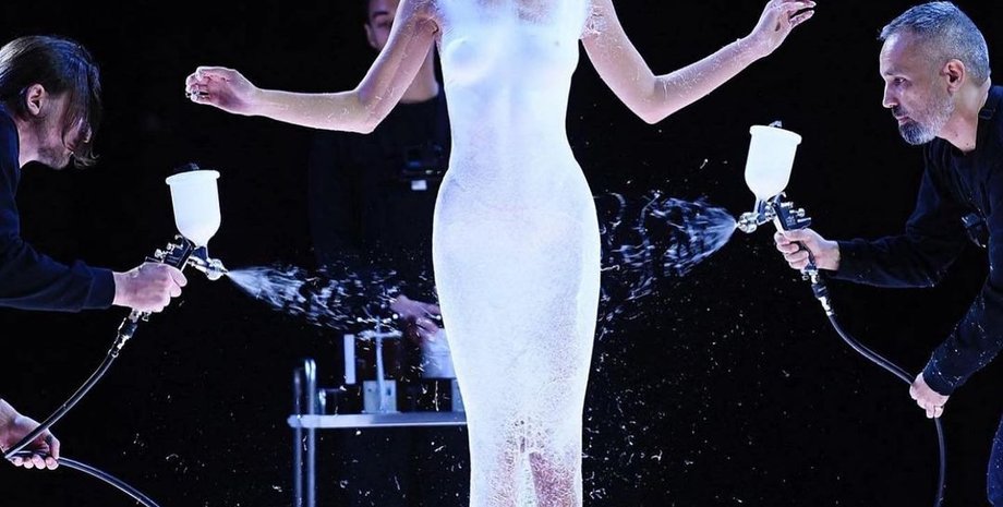 Coperni, белла хадид, жидкое платье, платье из жидкого хлопка, неделя моды в париже