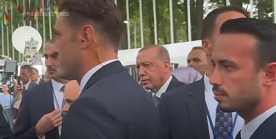 Полиция не позволила Реджепу Тайипу Эрдогану перейти улицу