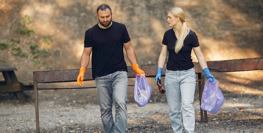 Пара убирала мусор в саду и наткнулась на неожиданный сюрприз