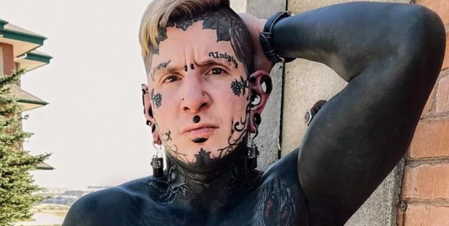 Чоловік покрив своє тіло татуюваннями з ніг до голови, пірсинг, модифікації зовнішності, дивний зовнішній вигляд, фото, курйози