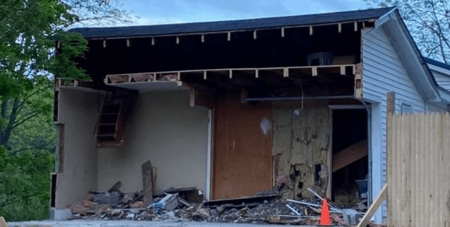 Гараж, здание, распил гараж, разрушенный гараж, ссора, скандал, территория, граница, соседи,