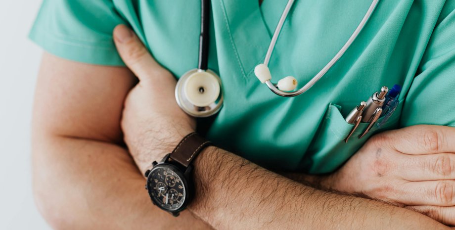 Врач в Украине Выпускники интернатуры, готовые работать на прифронтовых территориях, смогут получить выплату