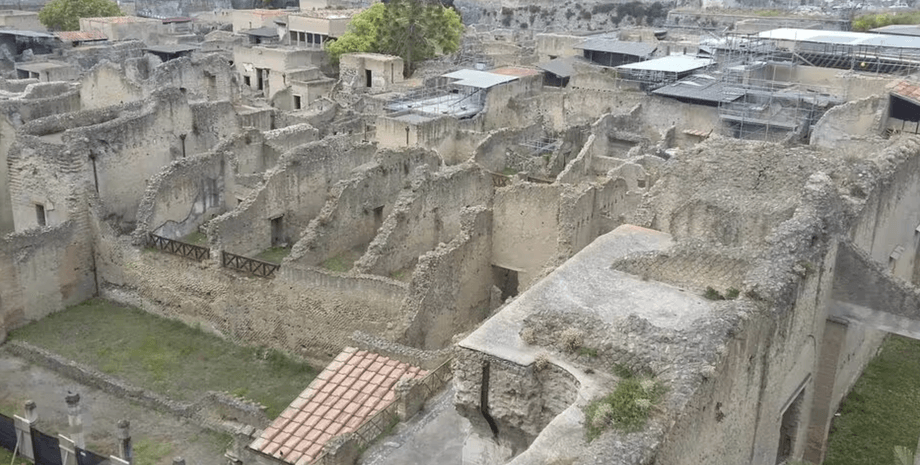 Руины древнего города Геркуланум в Италии Вид на раскопанные улицы и дома древнего города Геркуланум недалеко от Неаполя