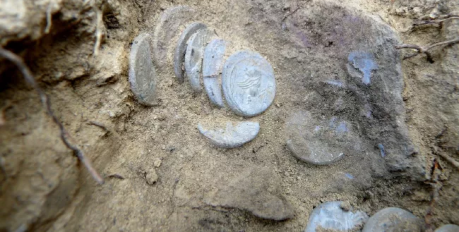 сокровище монет серебряные монеты, Тоскана, римская история, Римская республика, римские денарии, Луций Корнелий Сулла, зарытый клад, археологическая находка, клад монет, римский солдат, бизнесмен, исторический период, история Италии, гражданская война в Риме