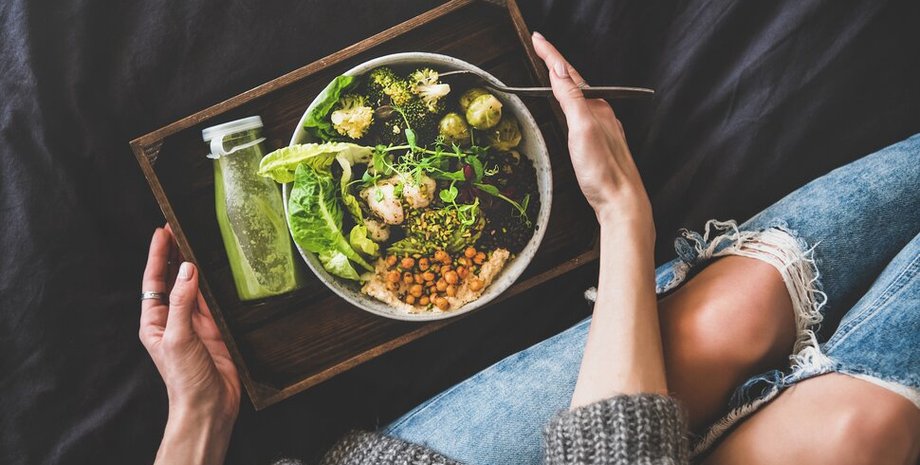 девушка, еда, кровать, фото