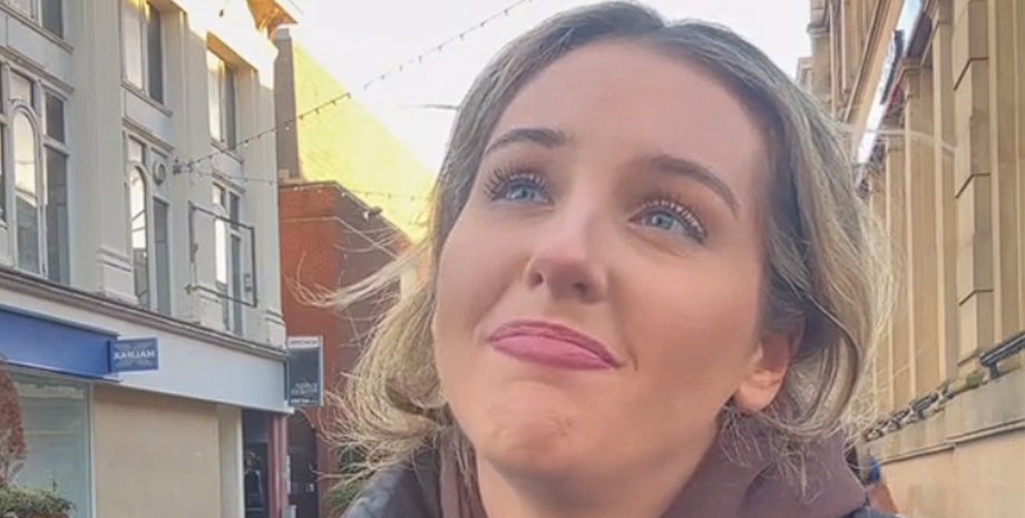 Пенсионер спел с молодой певицей на улице, пенсионер, молодая певица, уличный музыкант, песня, трогательная история, курьезы