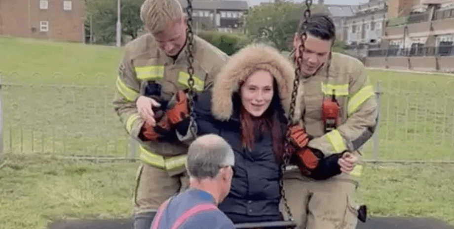 Женщина застряла в качели, качели, детская площадка, молодая мама, застряла в детской качели, пожарные, демонтаж качели
