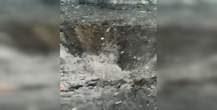 Воронка после ракеты РФ, Воронеж воронка, Воронеж ракета РФ, РФ ракета кинжал, РФ падение ракеты, РФ ракета Воронеж, РФ кинжал Воронеж