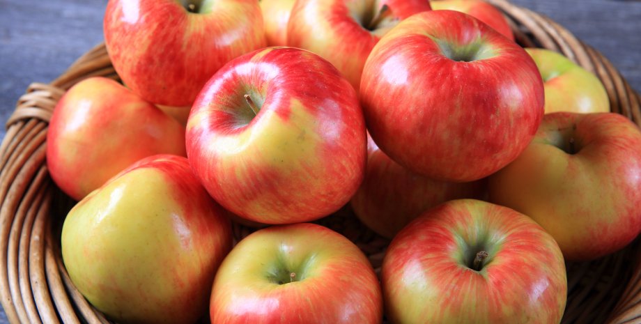 Яблочный Спас - освященные яблоки в корзине