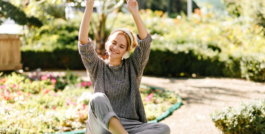 Девушка сидит на полу