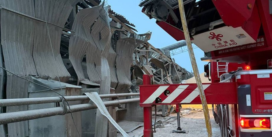 РФ ударила дронами по порту в Одесской области: есть раненый, — вице-премьер Кулеба (фото, видео)