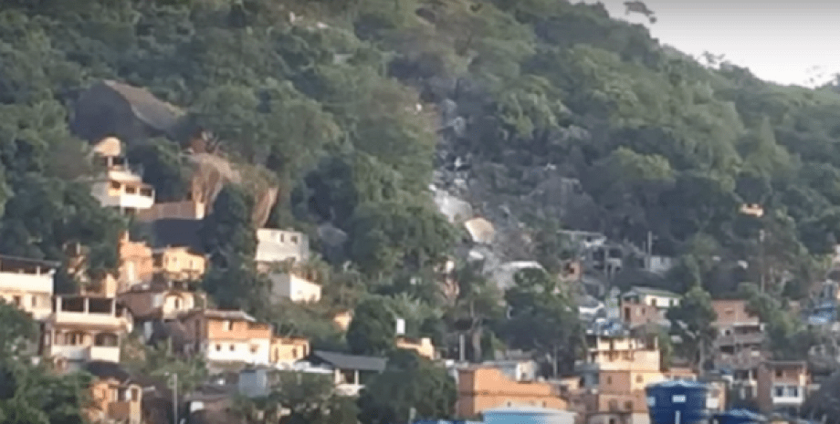 В Бразилии кусок скалы обвалился на жилой квартал / Скриншот видео
