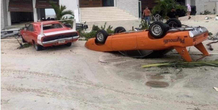 ураган Иэн в США, ураган Иэн, Plymouth Superbird, Dodge Charger Daytona, Plymouth Road Runner Superbird