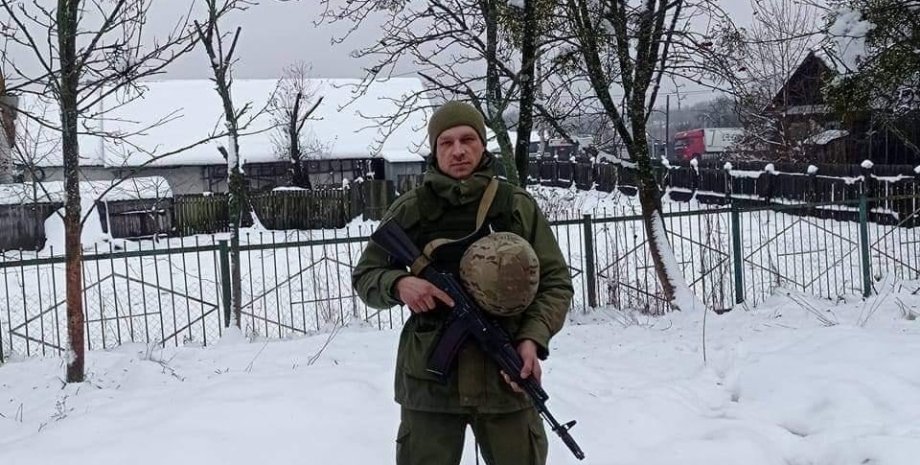 Ukrajinský bojovník z letecké brigády bojoval v Bigorivce proti armádě ozbrojený...