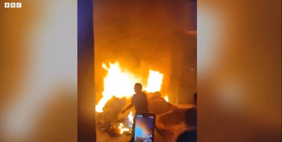 наводнение в Ливии, разрушения, подожгли дом, Ливия, протесты, Ливия