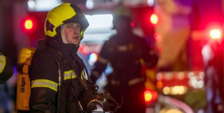 Пожарные на месте пожара Пожарные на месте пожара