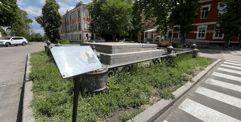 У Полтаві демонтували пам'ятник Петру І, полтавська битва, демонтаж памʼятника, полтава, музей, демонтаж