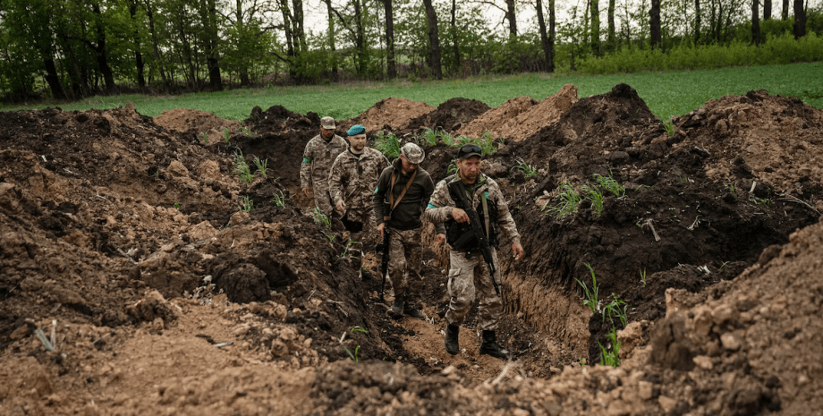 Українські військові патрулюють позиції на сході України. ЗСУ,