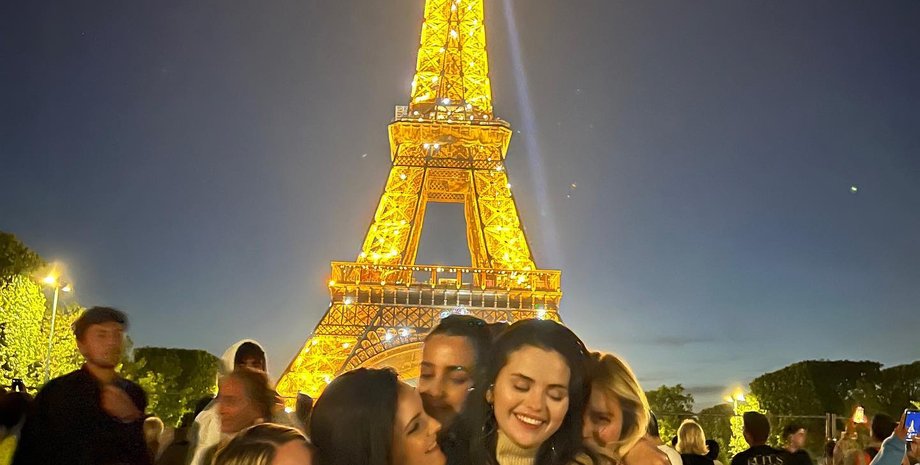 Селена Гомес с друзьями, Селена Гомес сериал, Селена Гомес фильмы, Селена Гомес фото, Селена Гомес сейчас