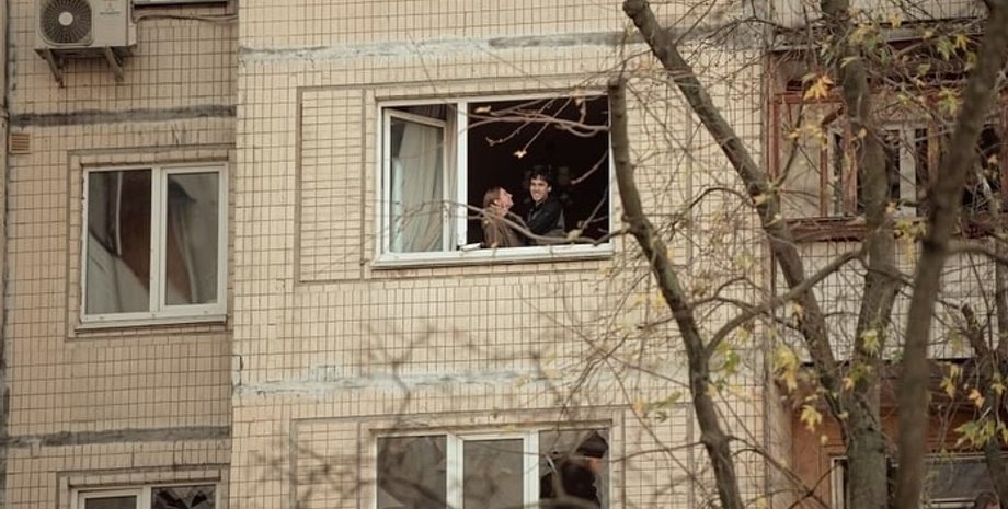 Пара целовалась в разбитой квартире