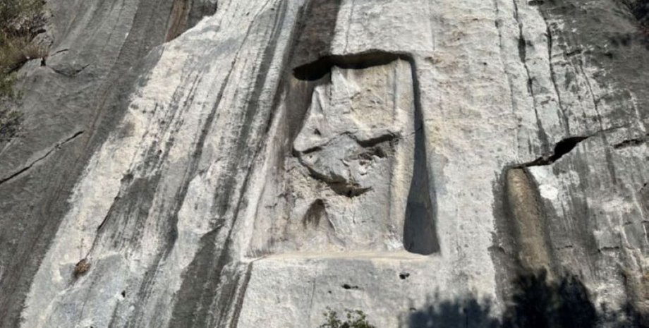 рельєф опинився в небезпеці через пошкодження