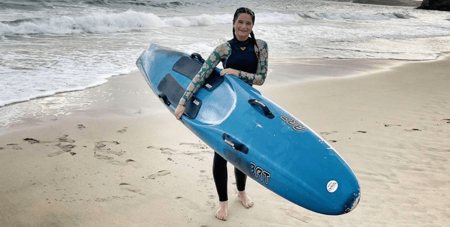 Школьница плавает на серфинге в школу, серфинг, серфинг с веслами, море, пляж, жалят медузы, сбор денег, клуб спасателей