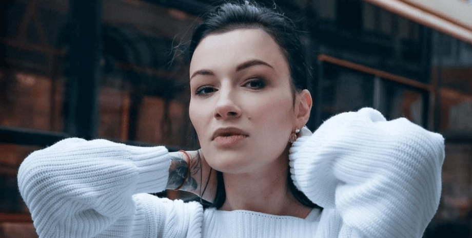 Анастасия Приходько в белом свитере