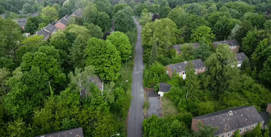 Блогер Bearded Explorer нашел заброшенный "город-призрак" в лесу в Германии