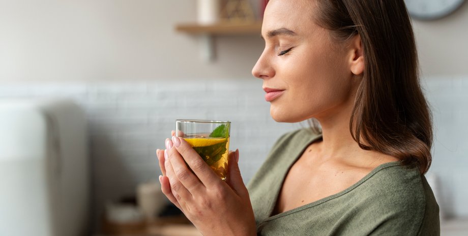 Девушка держит чашку в руках