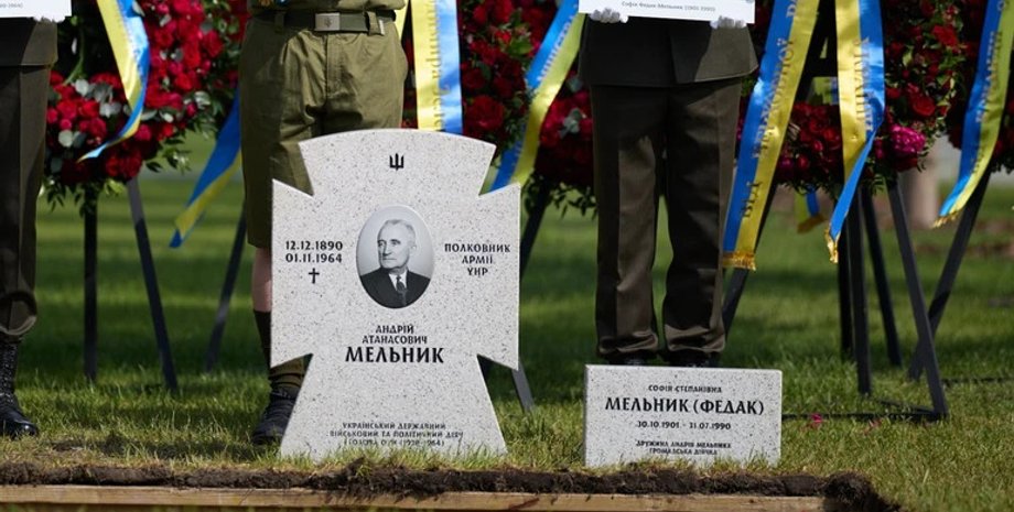 фото надгробку Андрія Мельника та Софії Мельник-Федак