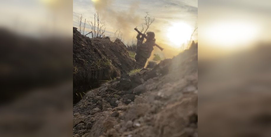 Боєць 102 бригади ЗСУ Боєць 102 бригади ЗСУ з мінометом в окопі