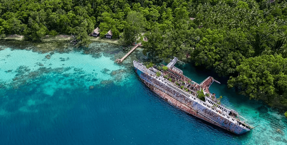 Затонувший круизный лайнер, корабль, судно, заброшенное судно, затонувший у бухты корабль, туристы, пляж, море, океан,