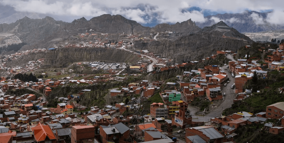 Панорамный вид на Ла-Ринконаду в перуанских Андах, расположенную на высоте почти 5 км
