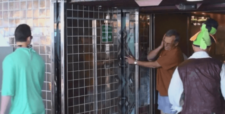 Розсувні двері, турист, двері вдарили туриста, вдарило розсувними дверима, судовий розгляд, суд, судовий позов, велика компенсація