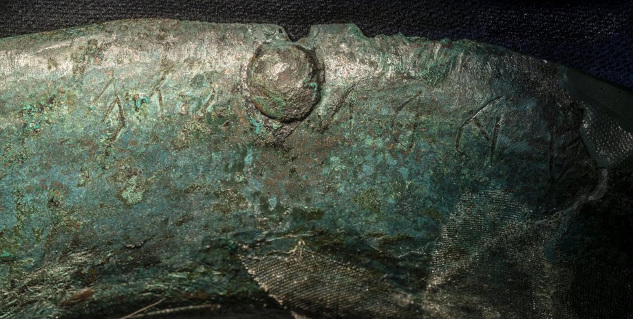 шлем, бронза, надпись, фото