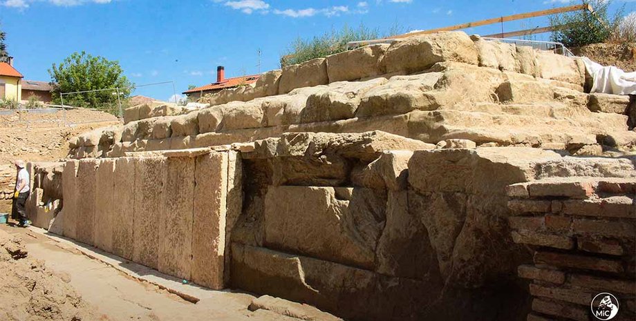 Храм Капітолій, римська архітектура, археологічне відкриття, Італія, античні храми, історичне значення, Римська імперія, культова споруда, божества Тріади, історія, археологія