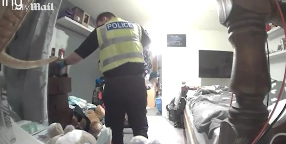 поліцейський вкрав жіночі труси