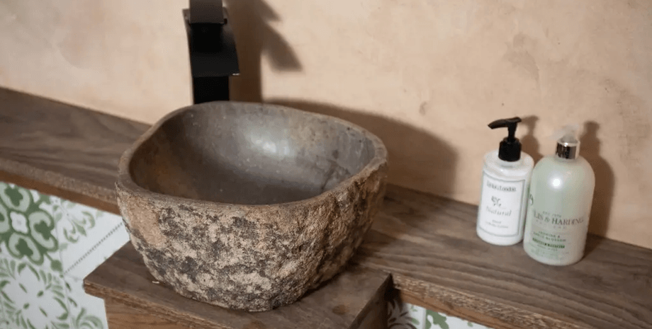 Дизайнерская раковина, кража в туалете, ресторан, туалет в ресторане, украли раковину, женщина украла раковину, кража в ресторане