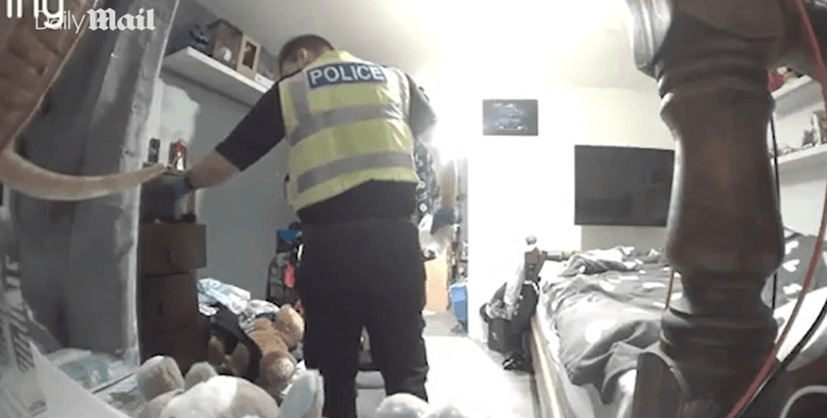 полицейский украл женские трусы